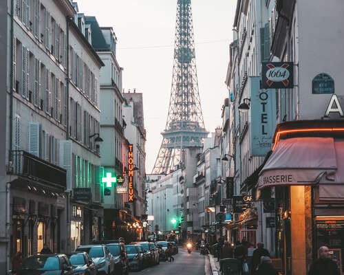 Hurmaava Pariisi ja Eiffel -tornin valoshow