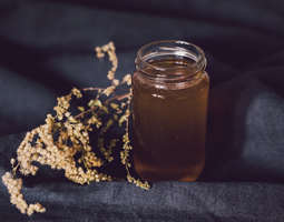 Vegaaninen hunaja eli voikukkasiirappi