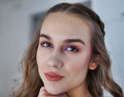 Colourful spring make up look