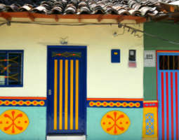 Värikkäitä taloja ja kivenjärkäle Guatapessa
