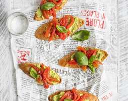 Crostinien salaisuus – tomaatti-avokadocrostinit