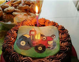 1-vuotiaalle suklainen Tomi Traktori-kakku
