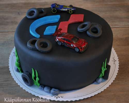Gran Turismo-kakku vadelma-kinuskitäytteellä