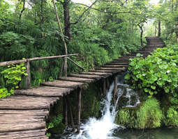 Plitvicen kansallispuistossa vesiputousähkyä ...