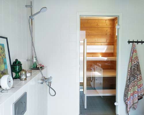 Esittelyssä pikkutalon kylpyhuone ja sauna