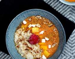Kaura-kvinoapuuro & mango-porkkanasmoothie