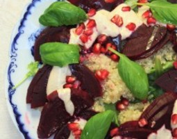 Punajuuri-kvinoasalaatti & tahini-jugurttikastike