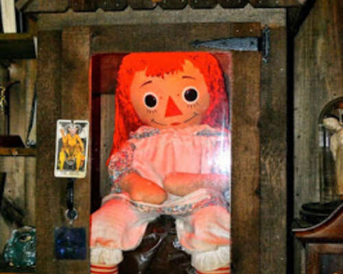 Annabelle-nukke ja muita kirottuja esineitä