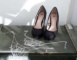 DIY: spider web heels