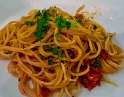 Spagettia tomaatti-sardelli-kapriskastikkeen ...