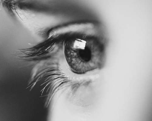 Silmänympärysvoide – Turha tuote?