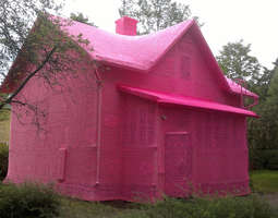 Vaaleanpunainen virkattu talo - Our pink house