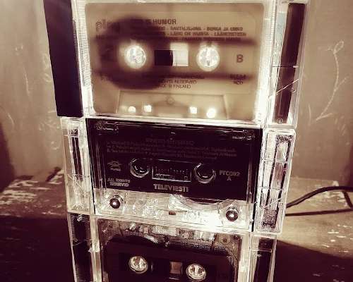 Varjostin vanhoista kaseteista - Cassette lam...