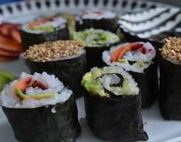 Vegaaninen sushi avokadolla ja porkkanalla