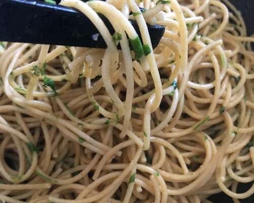 Keskiyön spagetti: spaghetti aglio, olio e pe...
