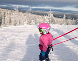 Talvimuisto: 2-vuotias Roosa laskettelee