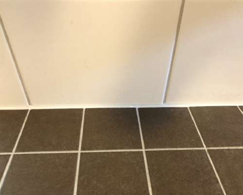Kylpyhuoneen lattian silikonisauman uusiminen