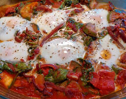 Paistetut munat mausteisessa tomaattikastikkeessa