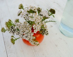 Syötävän ihanat kukkamaljakot kesäpöytään