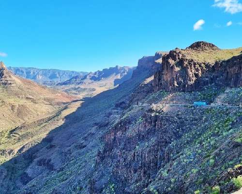 Autolla Gran Canarian vuoristossa - Roque Nub...