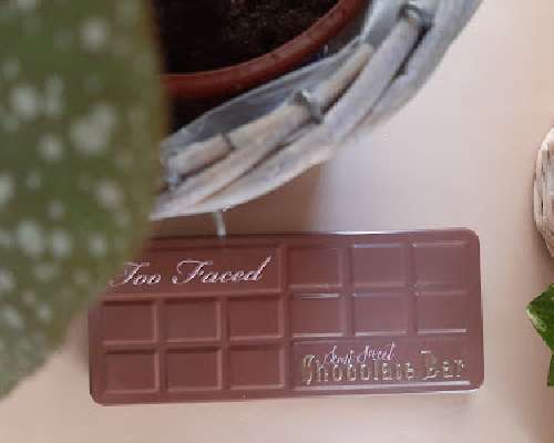 Hypisteltävänä Too Faced Semi Sweet Chocolate...