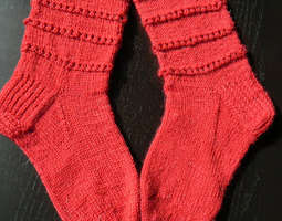 Täydellisen punaiset sukat