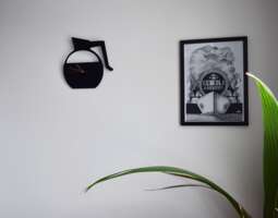 Kahvia kupissa, pannussa ja seinällä