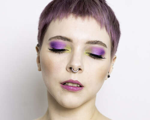 Lila pixietukka ja violetti-lime meikkilook