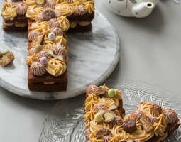Suklaakakku kinuskikreemillä (Alphabet cake)