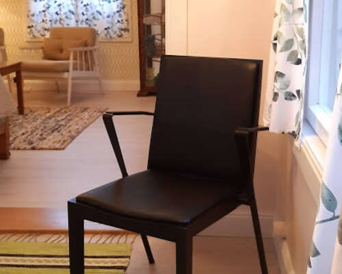 Musta tuoli / Black chair