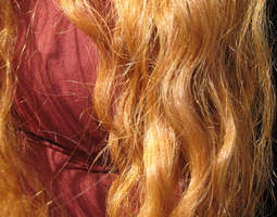 Meripihkan väriset hiukset