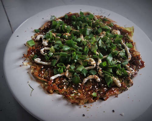 Okonomiyaki - suolainen japanilainen pannukakku