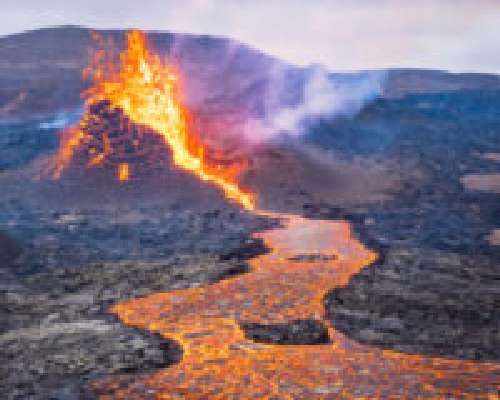 Miksi Islannissa tapahtuu usein tulivuorenpur...