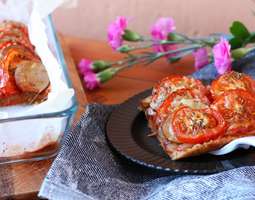 Suomalaiseen makuun: tomaatti-makkarapiirakka