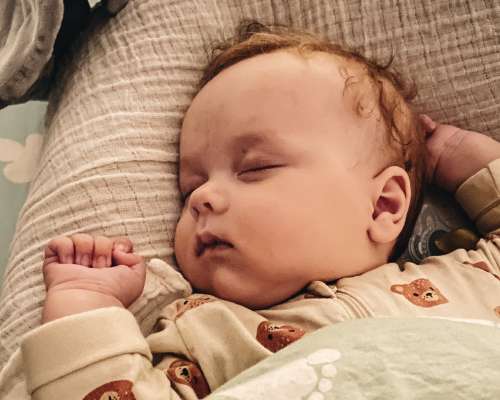 6 vinkkiä vauvan ja pienen lapsen hyvään uneen
