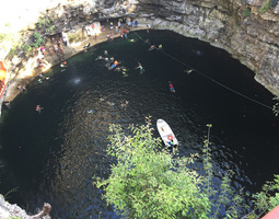 Virkistävä uinti Cenotessa eli pyhässä kaivos...