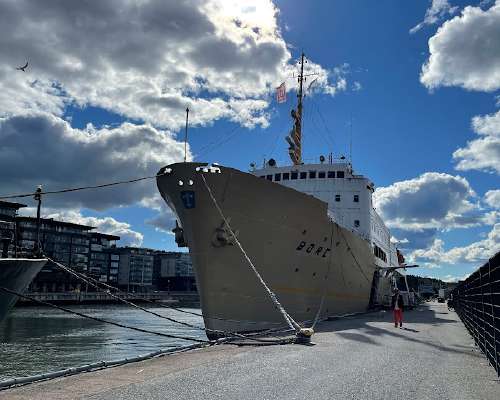 Erikoiset majoitukset Suomessa: Hostellilaiva Bore