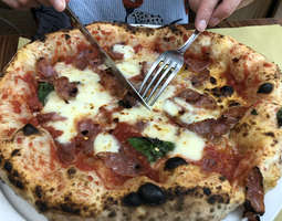 Maailman parhaan pizzan jäljillä Napolissa ja...