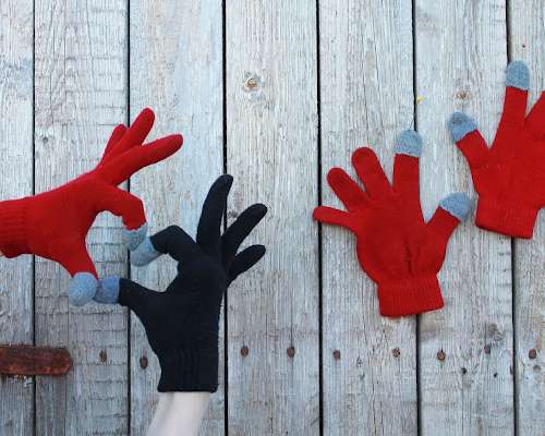 Sormikaspaikat / More mended gloves
