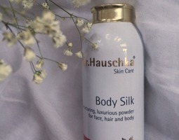 Kuukauden tuote, Dr. Hauschka Silk Body Powde...