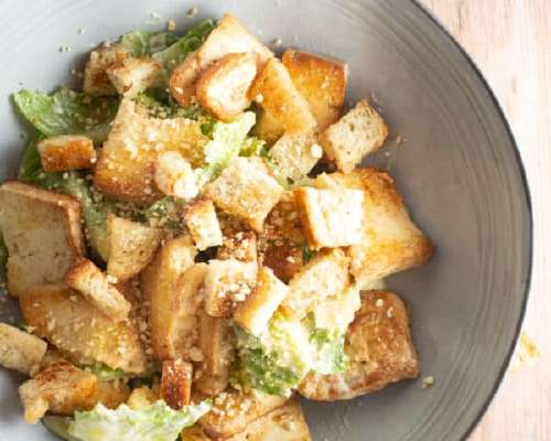 Nopea lounasruoka: Vegaaninen tofu-caesarsalaatti