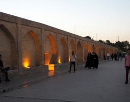 Upporikasta ja rutiköyhää Isfahanin illassa