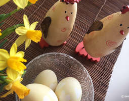 Pääsiäisvalmisteluja ja munien värjäystä