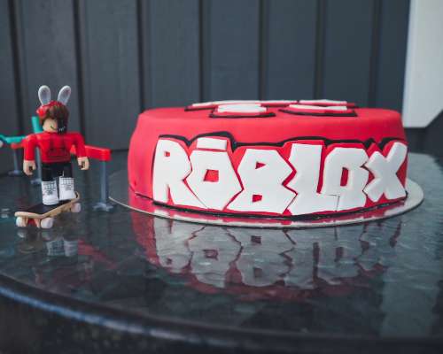 Roblox-kakku ja 8-vuotissynttäriyllätys uimar...