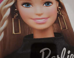 Kansallismuseon Barbie-näyttely vie lapsuuden...