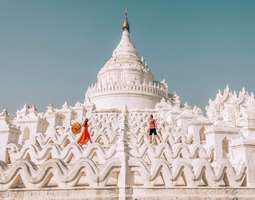 Mandalayn valkoinen temppeli ja kuuluisa U Be...