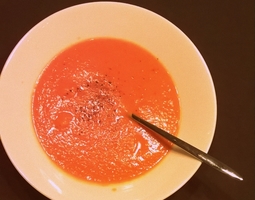 Tomaattinen bataattikookoskeitto