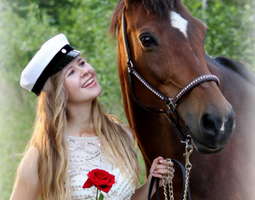 YO-kuvat hevosen kanssa