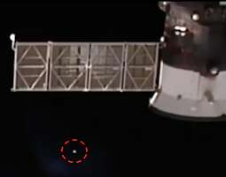 Kaksi UFOa ISS livelähetyksessä
