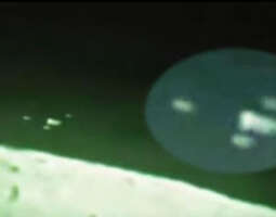 Kuun ohittava UFO-laivue kuvattu